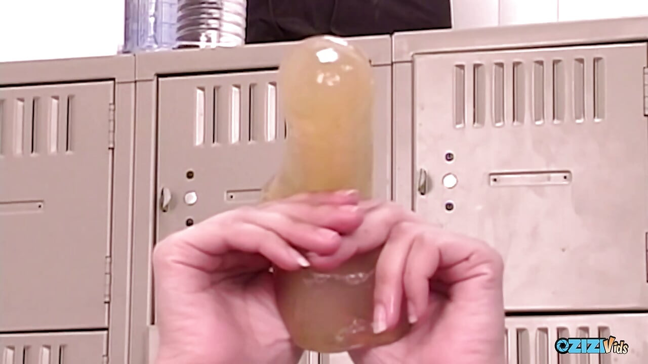 Así es como esta chica se prepara para masturbarse con un consolador gigante