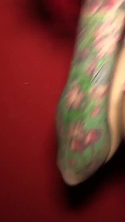Ikonický okamžik z "Gangbang bez sedla creampie pro německou zrzavou teenagerku v Berlíně"