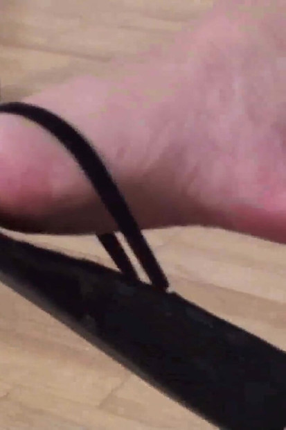 Jessica colgando los pies debajo de la mesa