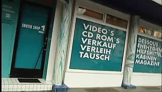 Mädchen, das im erotikshop arbeitet, lutscht meinen schwanz