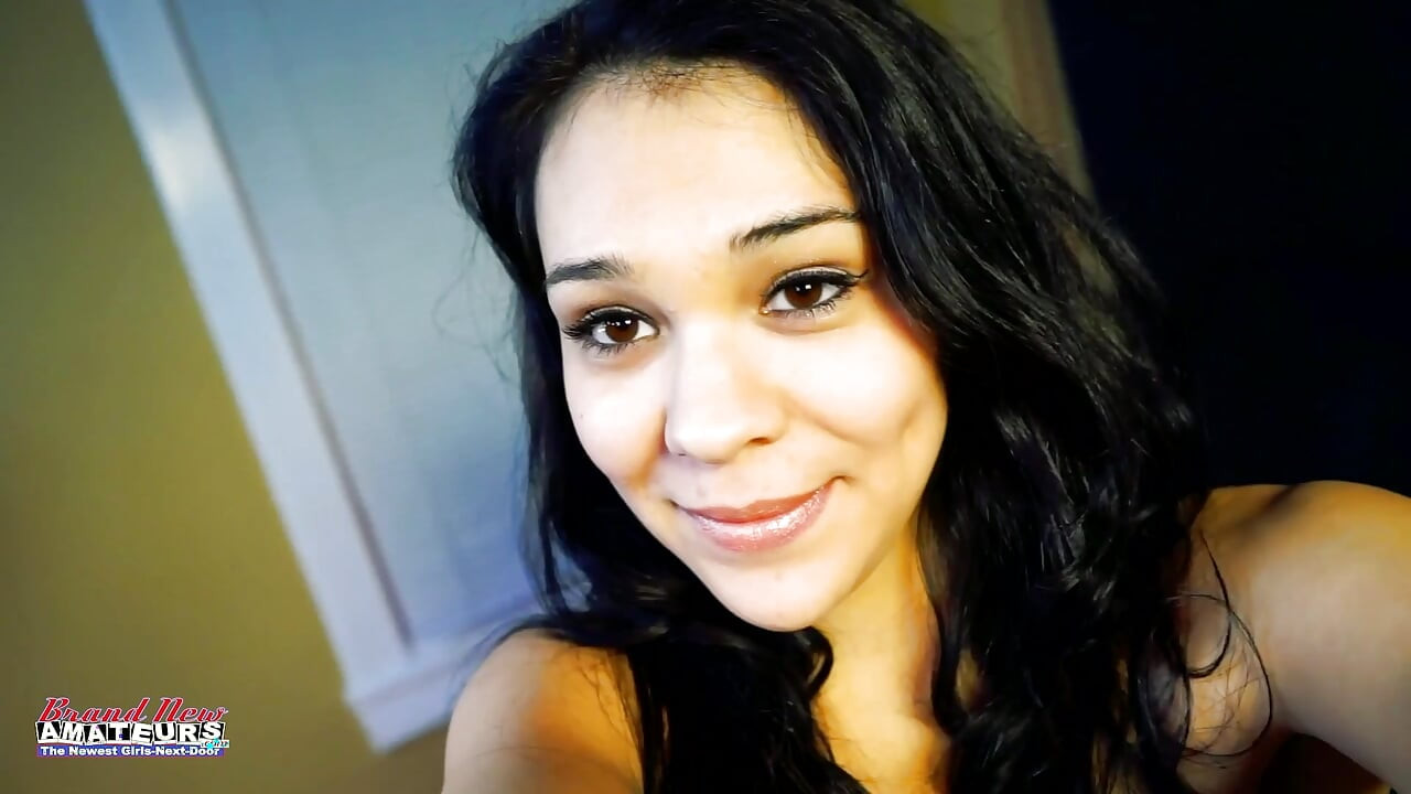 嬌小的棕髮女生Sabrina深吸，騎得用力，貪婪地舔蹭！