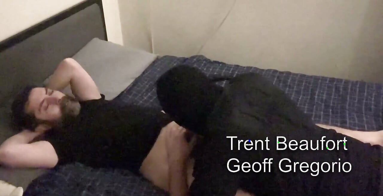 Dari awal! Geoff lagi asik nyepong kontol