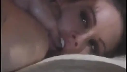 Minyon seksi hemşirenin ağzı, amcığı ve götü demir yatakta sikiliyor