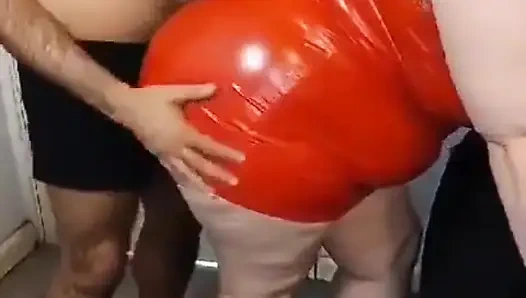 Большая грудастая дама в красном