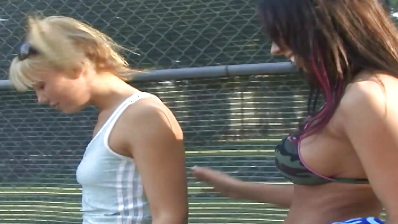 Scène de jouets lesbiens - des lesbiennes 1_gorgeous excitées baisent avec un double gode