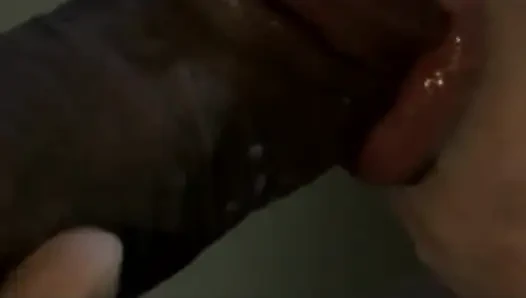 Reife blondine nimmt pulsierenden bbc im dampfenden casting tief in den hals