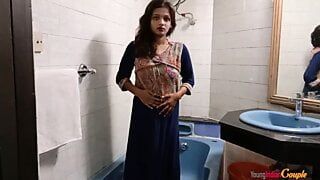 Indiana adolescente sarika com peitos grandes no chuveiro
