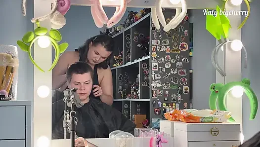 Üvey anne kuaför mastürbasyon yapmama ve onu sikmeme izin veriyor