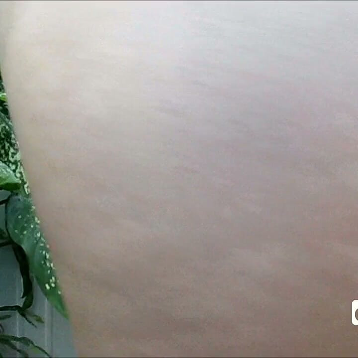 W pełni nagi amator używa mini wibratora na łechtaczkę i w jej cipce