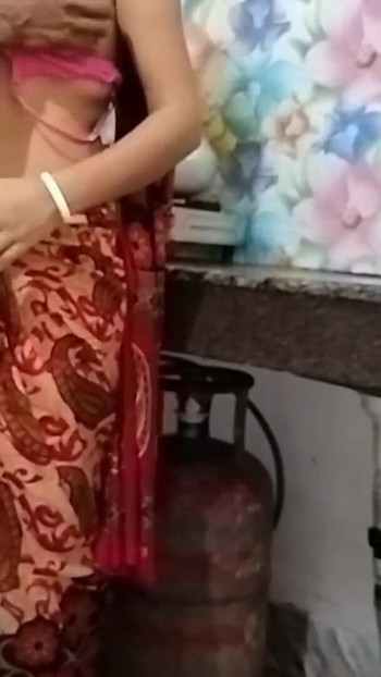 "स्काई ब्लू साड़ी से यादगार पल भारतीय पत्नी देवर के साथ में रसोई घर के साथ चुदाई"