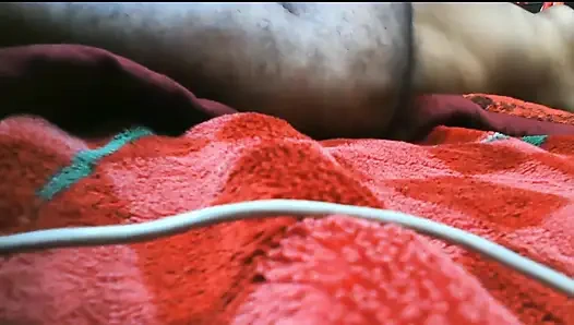 İri göğüslü banuu'nun götü sikiliyor ve yarakla zevk alıyor, götten ve amcıkla sikişiyor