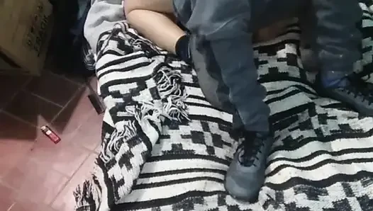Gadis montano dengan kasur di lantai