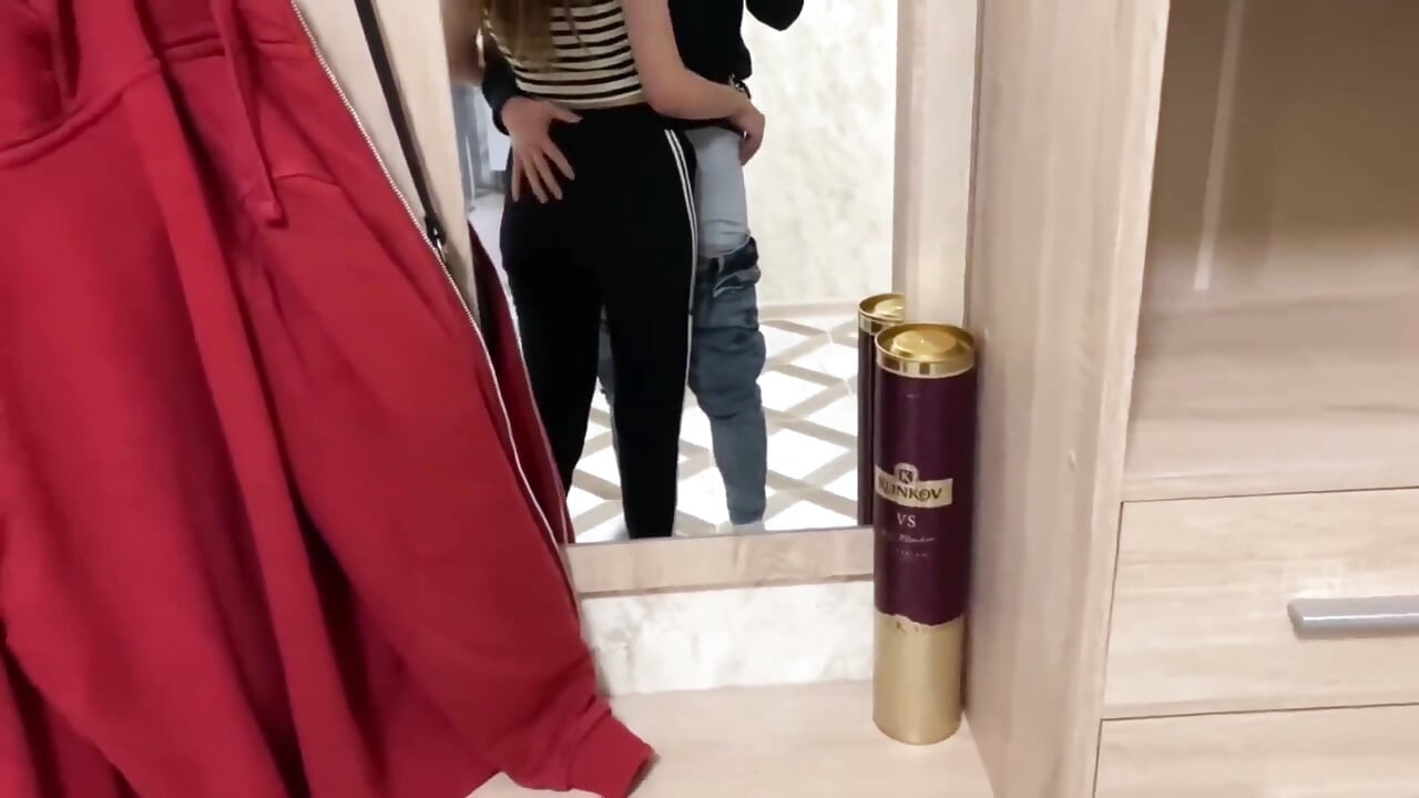 פגשתי את השכן הצעיר שלי במעלית ומצצתי לו