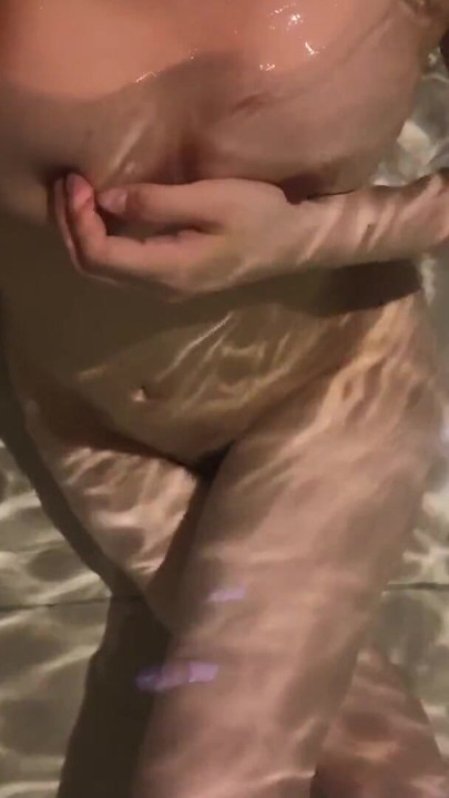[Selfie] Showing off her beautiful breasts and big butt on a hot spring trip | Clip 1