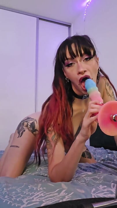 Morticia Crowe - drakendildo en neukmachine, beste combo