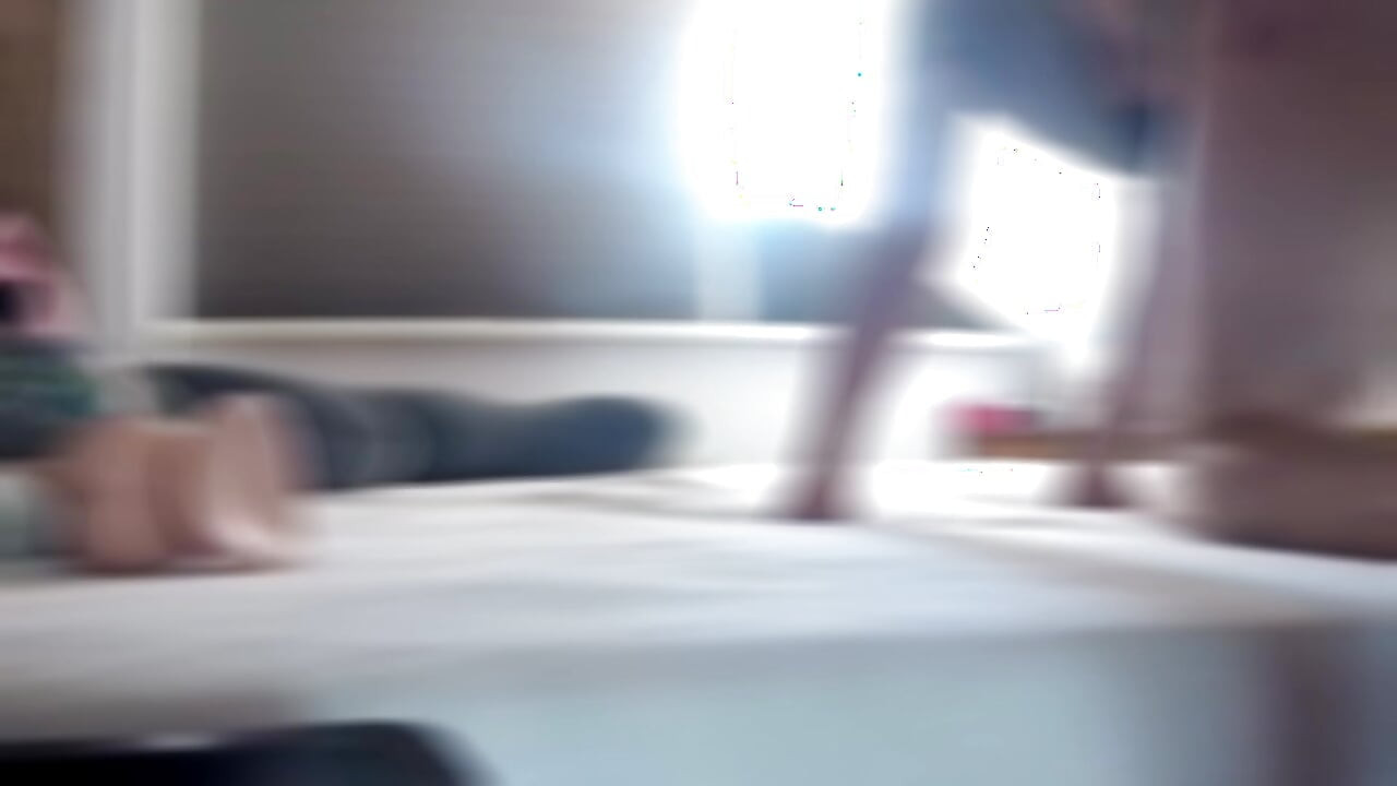 Η UDA MILF γαμιέται από άγνωστο με γκρι μπλουζάκι ακόμα για να χύσει μέσα και γύρω από το στενό μουνί της
