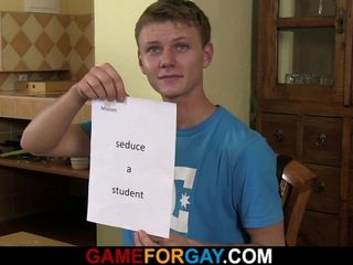 Garoto homossexual seduzindo um estudante