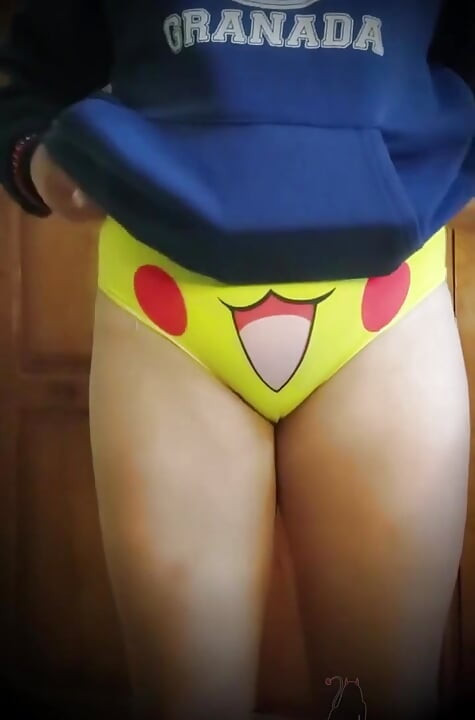 Eu tenho uma surpresa para você debaixo da minha calcinha pikachu