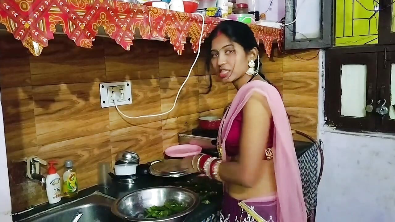 インドの屋外継母が熱いお風呂に入るのを見て、継息子は彼女とセックスしたことに狂いそうになります