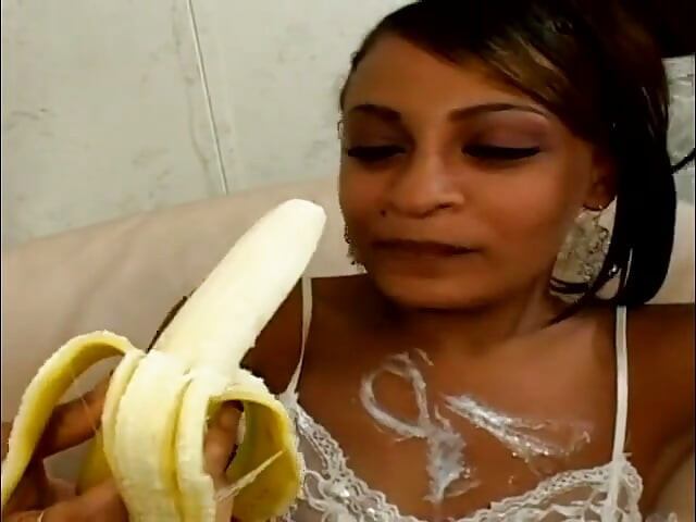 Tapete mastigando gatas negras se consolando