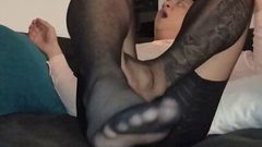Homem hetero coloca meia-calça para você se masturbar