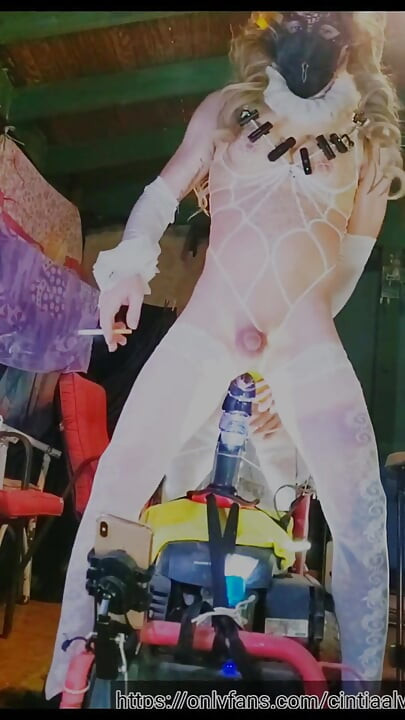 Cewek seksi dengan lingerie putih lagi asik ngentot dildo ukuran raksasa sambil pakai lingerie seksi