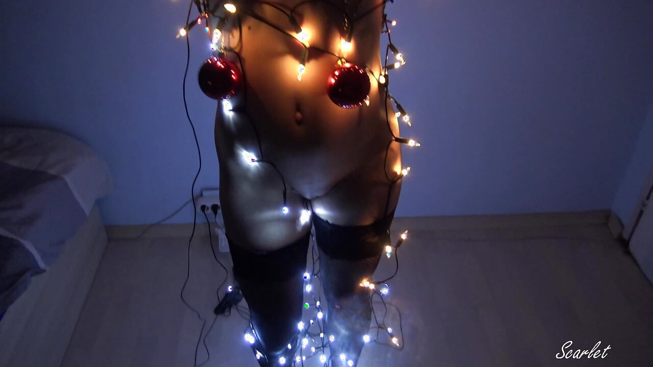 Minha própria árvore de Natal submissa e fodível é gozada dentro!