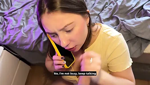 Die Freundin Der Schwester Telefoniert, Während Sie Fremdgeht