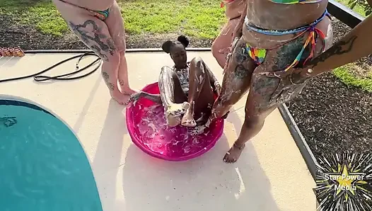 Sahnige Custard Spielzeit: Savanna, Giana, Bleu & Livie Get Schmutzig