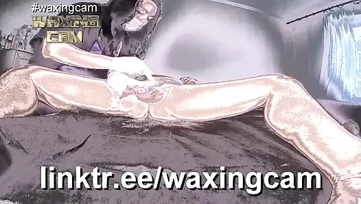 Медсестра в белых перчатках воском мужика