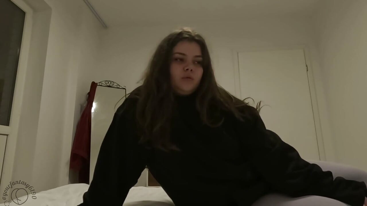 Muffled furzt auf dem bett von latina teen