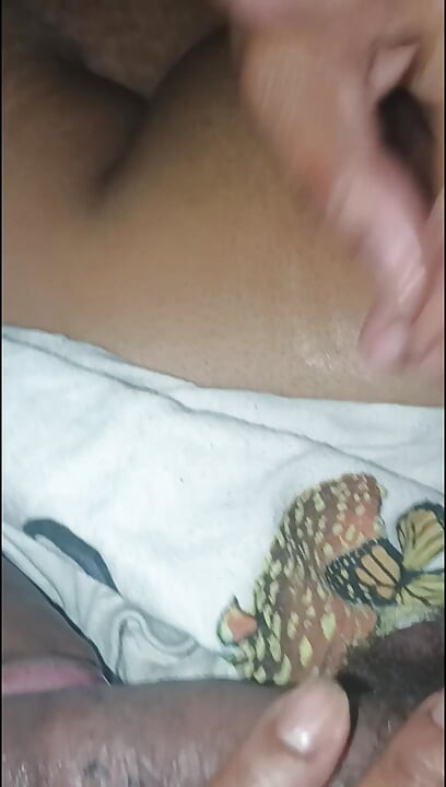 Elle se fait fourrer la gorge avec ses seins !