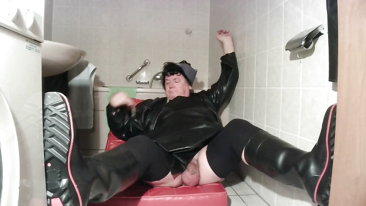 Bizarre Piss Klepperhexe Bessy, Fetish Art by Linda Gumlin