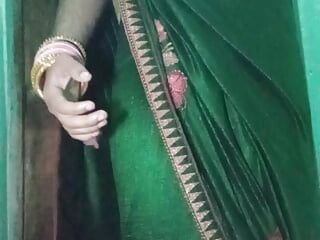 India gay crossdresser Gaurisissy en sari verde presionando sus grandes tetas y dedeándose en su culo