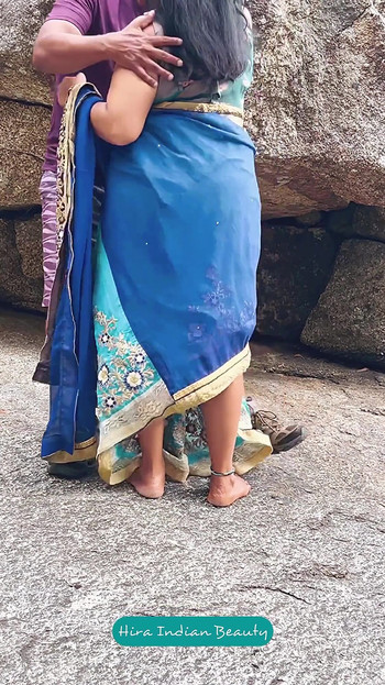 屋外でのインド人カップルのロマンス - サリーセックス - サリーを持ち上げてお尻を叩かれます