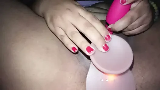 Girige Muschi will zum Orgasmen penetriert werden.