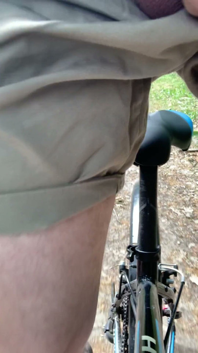 Pibe joven mostrando la pija en bici en público a desconocidos | Clip 3