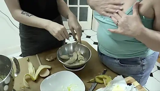 Lezbiyen çıplak edepsiz yemek yapıyor