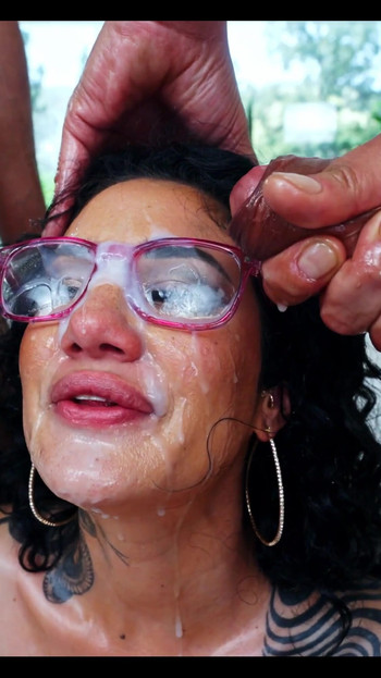 Spektakulärer moment von "Arabelle Raphael Doppel-Blowjob mit Nade Nasty, Jonni Darkko"