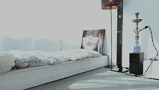 Küçük memeli Avrupalı bebek gibi genç güzellik Empera, güzel saçlı nad sarışın gözler yeni oyuncağının tadına bakıyor