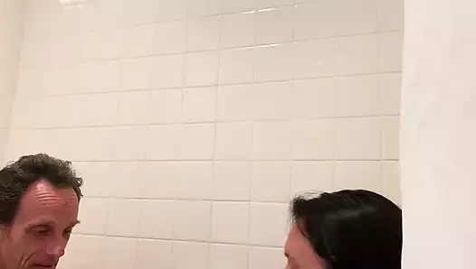 Fotografer 55m-ku ada di sekujur tubuhku setelah merayunya di kamar mandi. Dia membuatku nyaman!