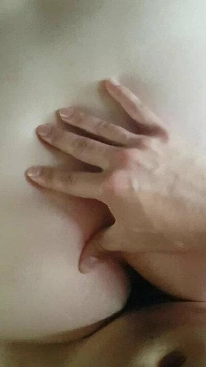 Blanche avec un plug dans le cul jouis avec une bite d'arabe