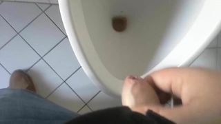 Kleine, aufrechte, kleine, ungeschnittene Willy wichste zum Höhepunkt an einem Urinal