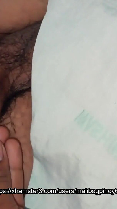 隣に友人がいる間、静かにオナニーをしていたクリップ1