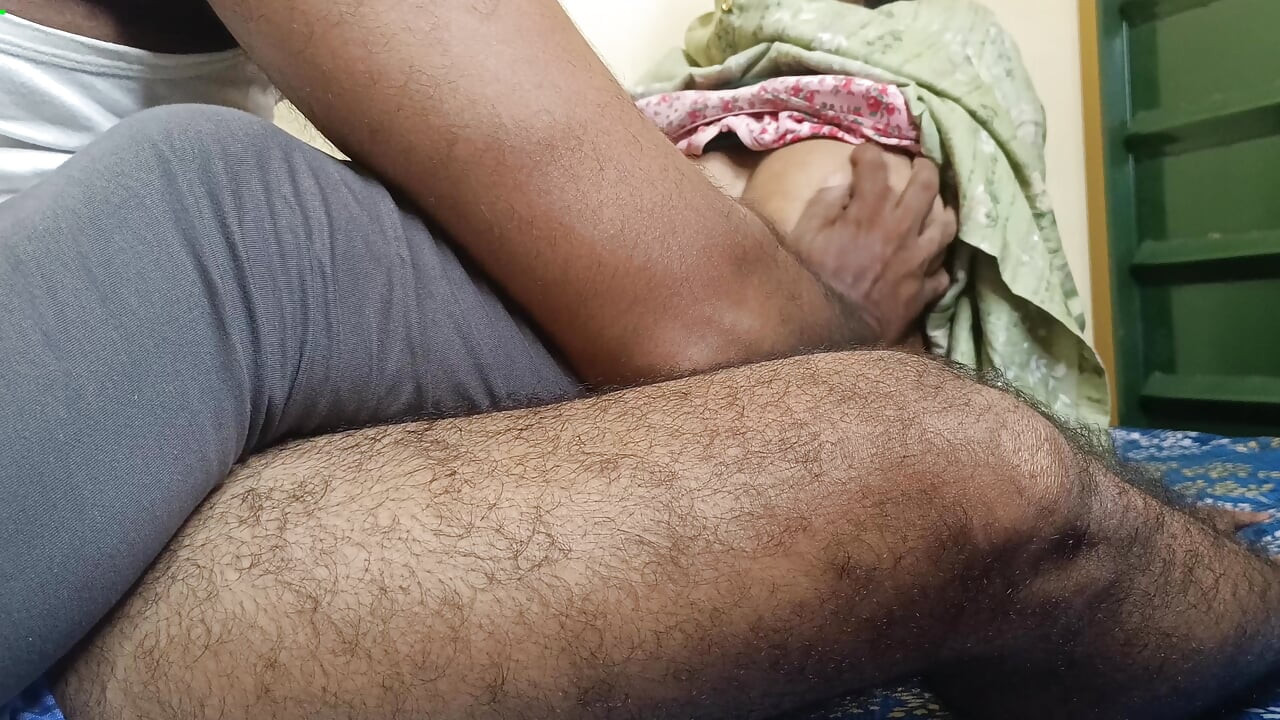 Une femme au foyer partage son lit avec le voisin, batchelor