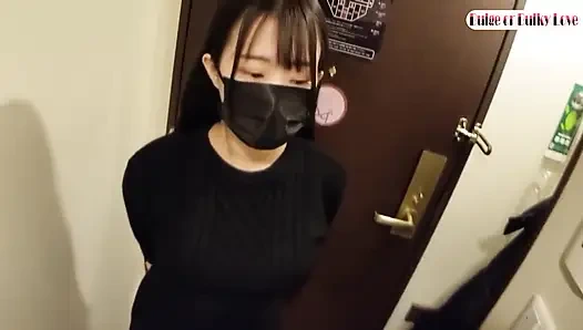 Vücuduna güvensiz olan genç yetişkin öğrenci. İlk yetişkin dersi, utancı arzuya dönüştürmek!