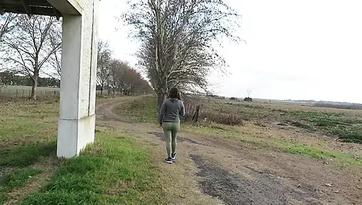 Patricia besucht zum ersten mal die farm und zieht sich aus