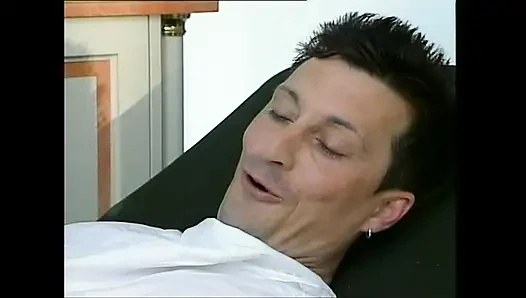 Gruppensex von fantastischen vollbusigen MILfs arsch gefickt und in den mund gespritzt