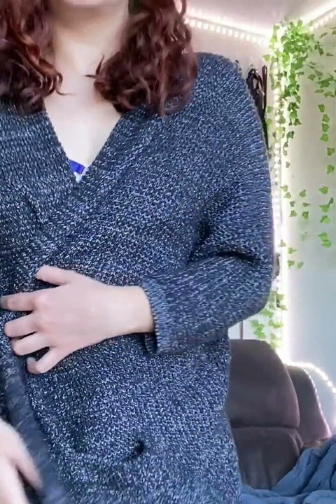Hırka ve kasıksız iç çamaşırlarıyla soyunuyor ve azdırıyor - veggiebabyy!