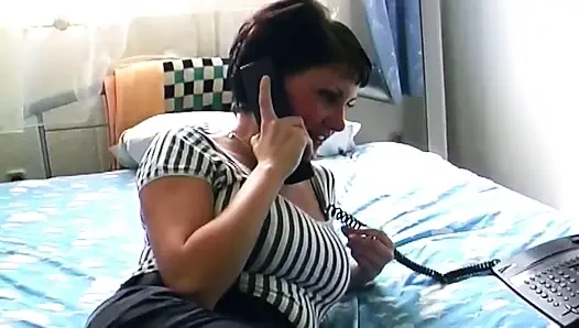Брюнетка слайдов катанки глубоко внутрь